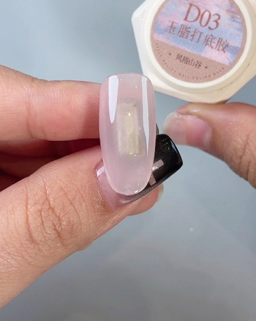 Ein Pinsel trägt einen letzten, glänzenden Top Coat auf den fertigen Chrome-Nagel auf.