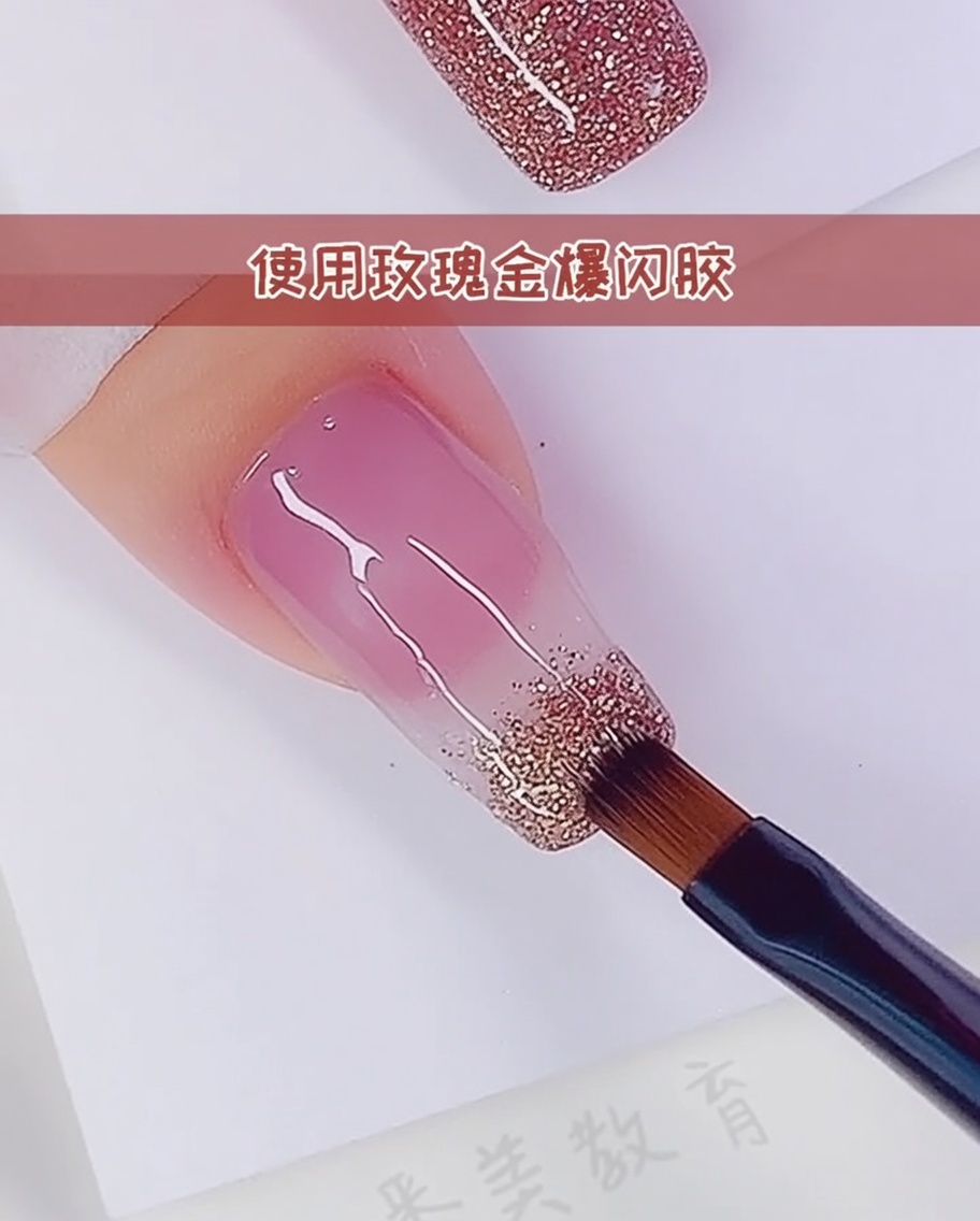Nahaufnahme eines Pinsels, der eine zweite Schicht Roségold-Glitzer aufträgt, um den Verlauf zu verdichten.