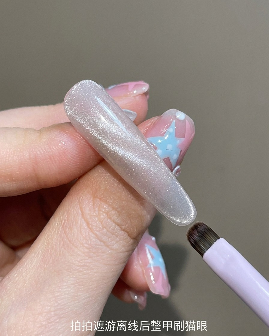 Ein Pinsel trägt klares, schimmerndes Cat-Eye-Gel auf einen Naturnagel auf.