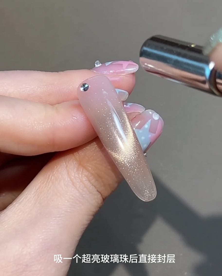 Ein zylindrischer Magnet wird parallel über den nassen, mit Gel beschichteten Nagel gehalten, um einen hellen, schimmernden Effekt zu erzeugen.