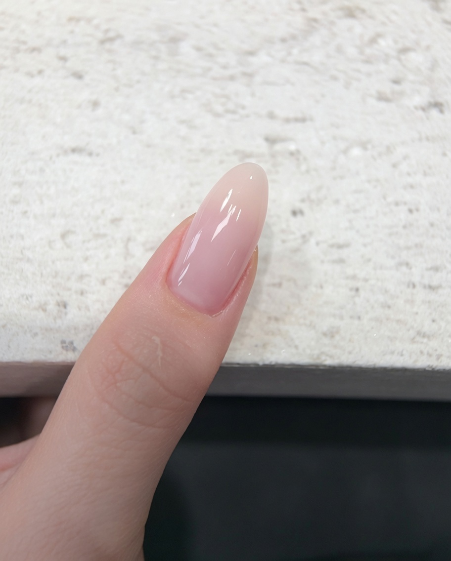 Ein Finger ruht während des Aushärtungsvorgangs in einer UV/LED-Nagellampe.