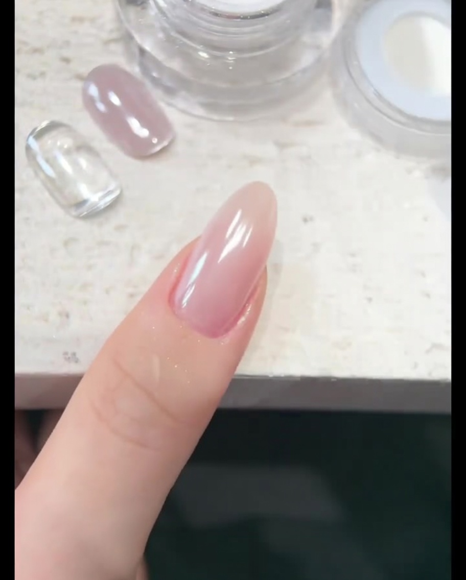 Ein weicher Pinsel entfernt vorsichtig überschüssiges Chrom-Puder von der Haut und Nagelhaut rund um den Nagel.