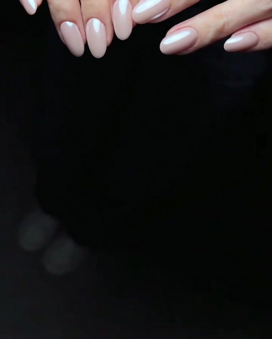 Eine Hand in einer LED-Nagellampe während des Aushärtungsvorgangs.