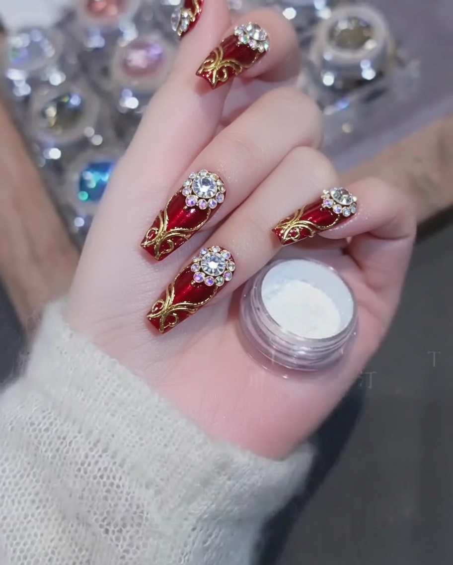 Nahaufnahme eines Nagels, der mit einem transparenten Nude-Gellack beginnend an der Nagelhaut lackiert wird.