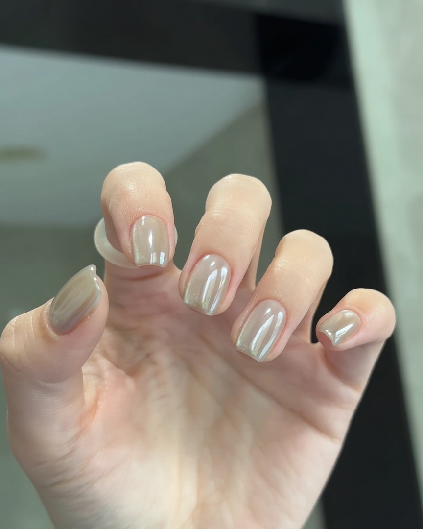 Nahaufnahme einer Hand mit Nägeln, die in einer LED-Härtungslampe platziert ist.