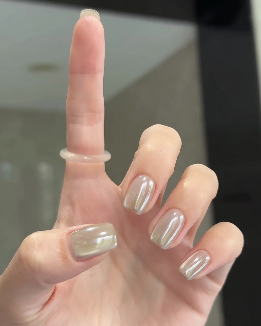Ein weicher Pinsel, der Pearl-Chrome-Puder in die Oberfläche der Nägel einarbeitet, um ein glattes Finish zu erzielen.