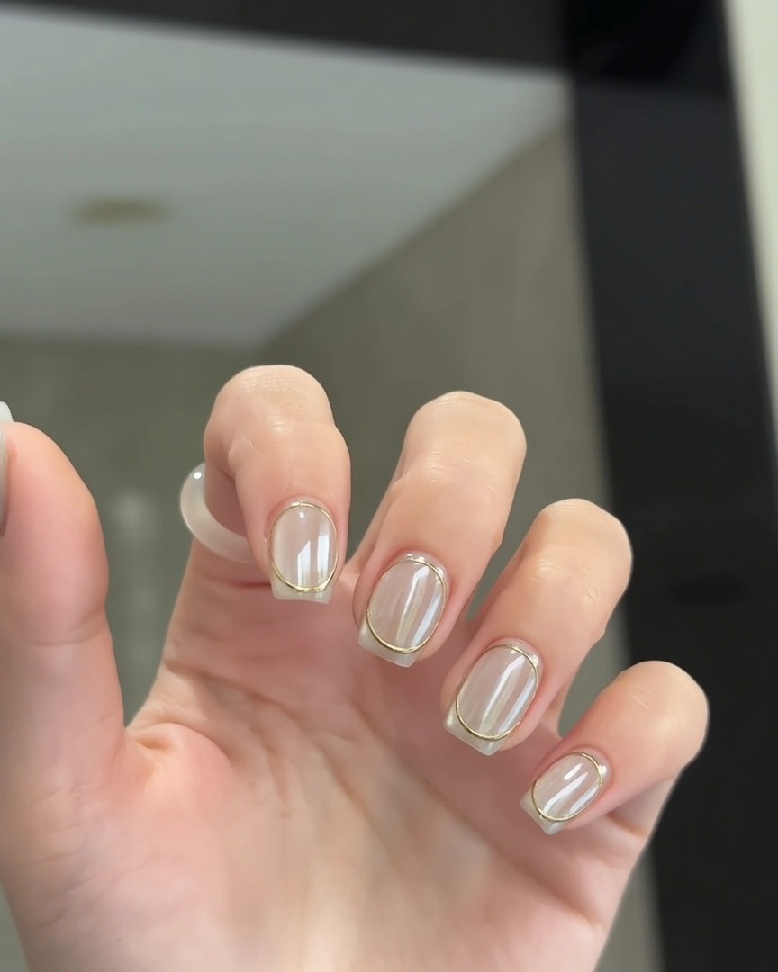 Eine Hand ruht unter einer UV/LED-Nagellampe für die endgültige Aushärtung.