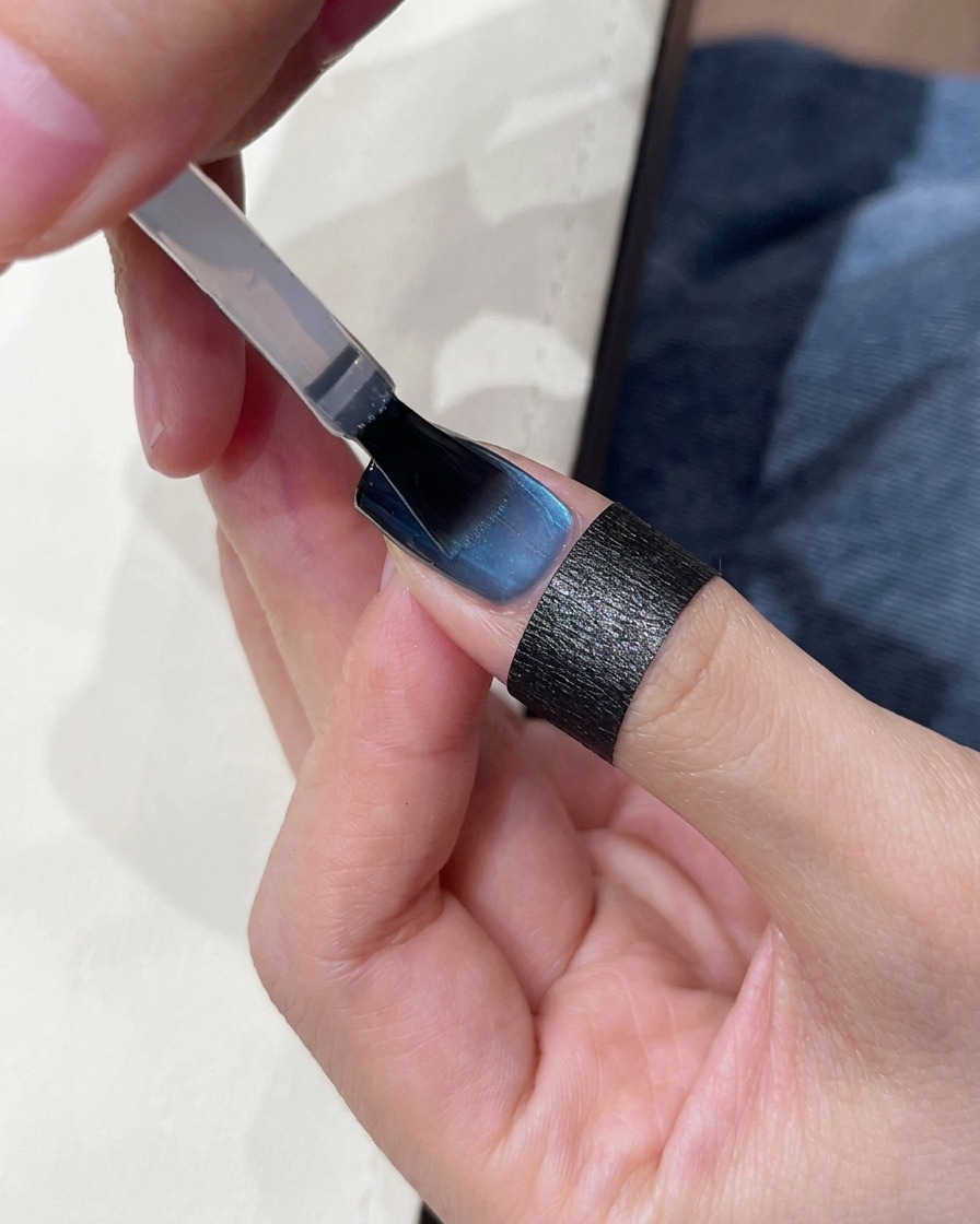 Auftragen von Top Coat auf den fertigen Nagel.