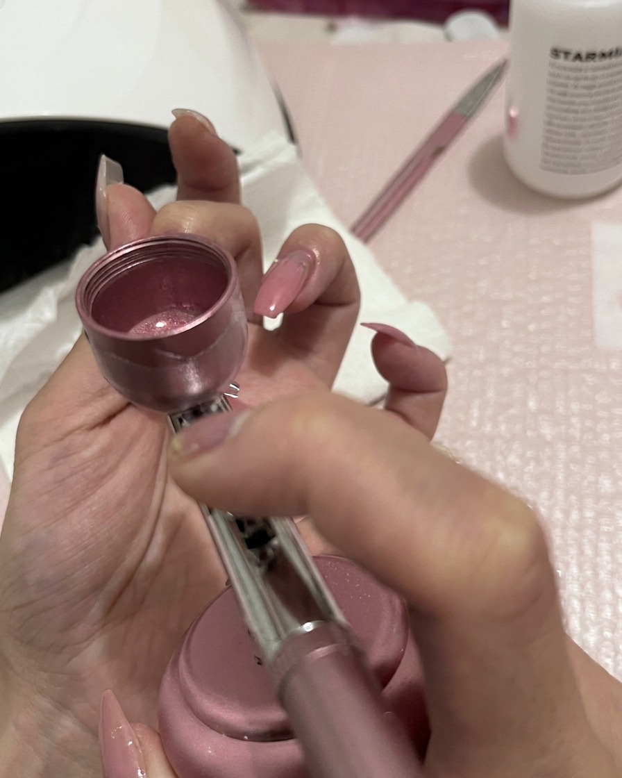 Verfeinerung des Gradienten auf dem Nagel durch einen leichten Sprühdurchgang zur Nagelspitze hin.