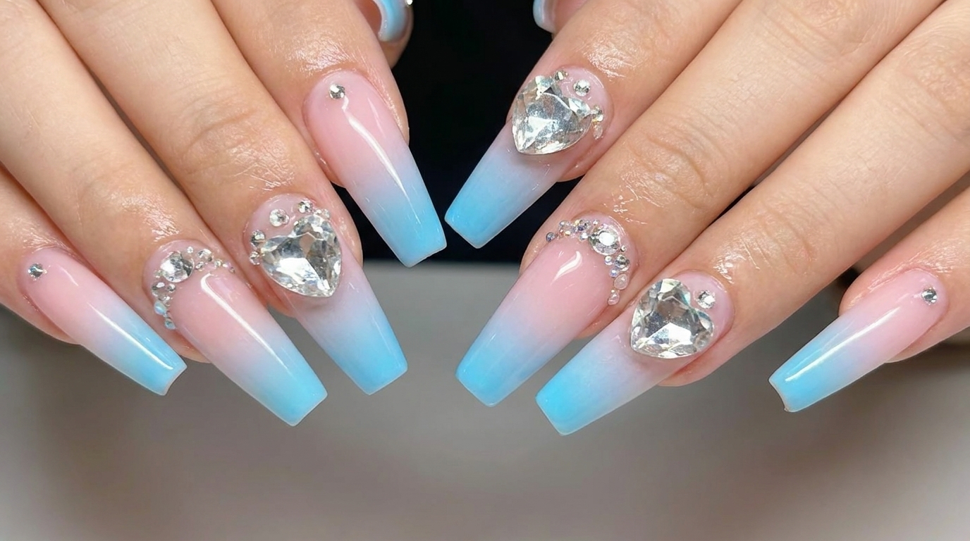 Pink und Blau Ombré-Nägel mit Strass-Akzenten