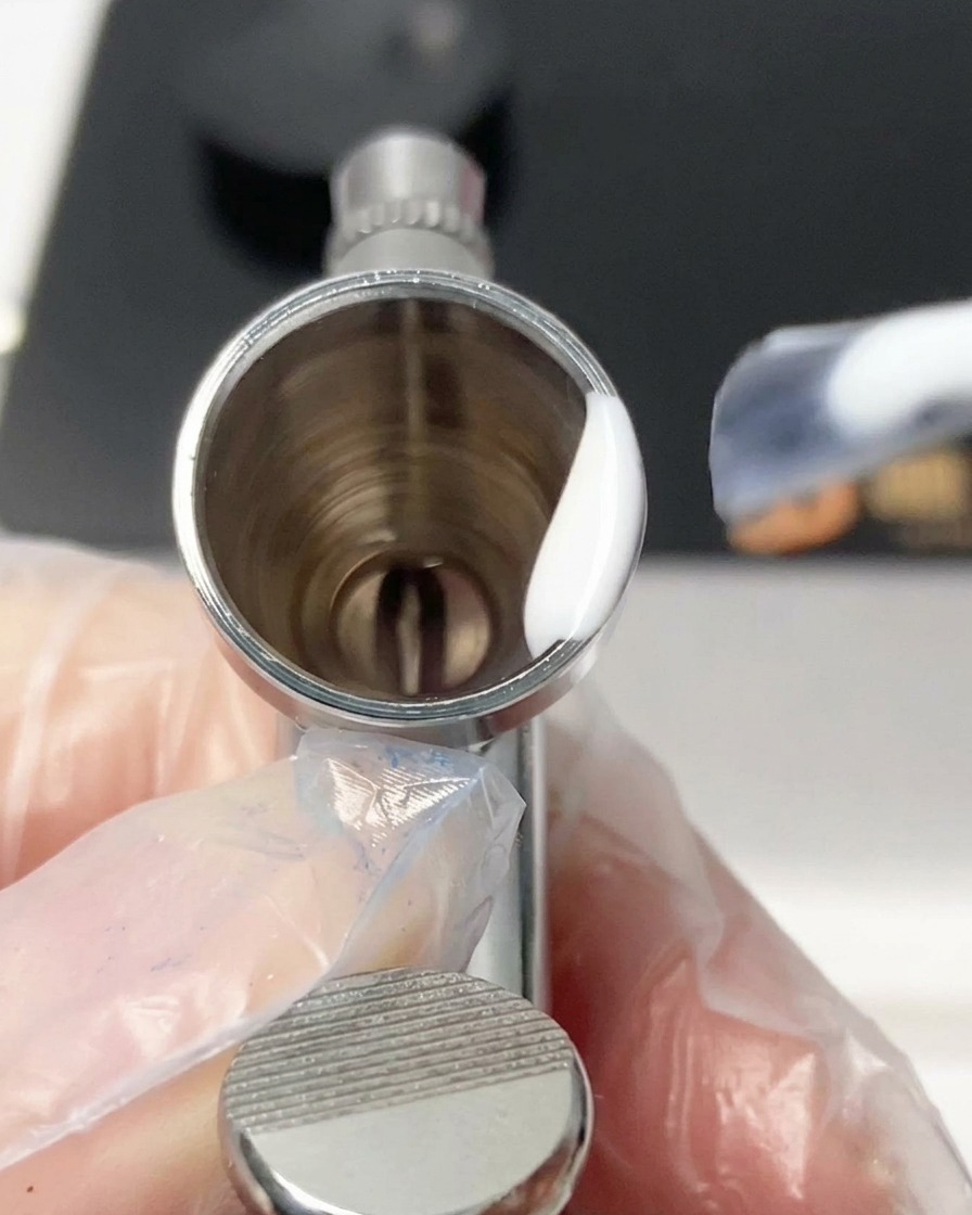 Ein Mischwerkzeug verrührt Gel und Verdünner im Inneren des Airbrush-Bechers.