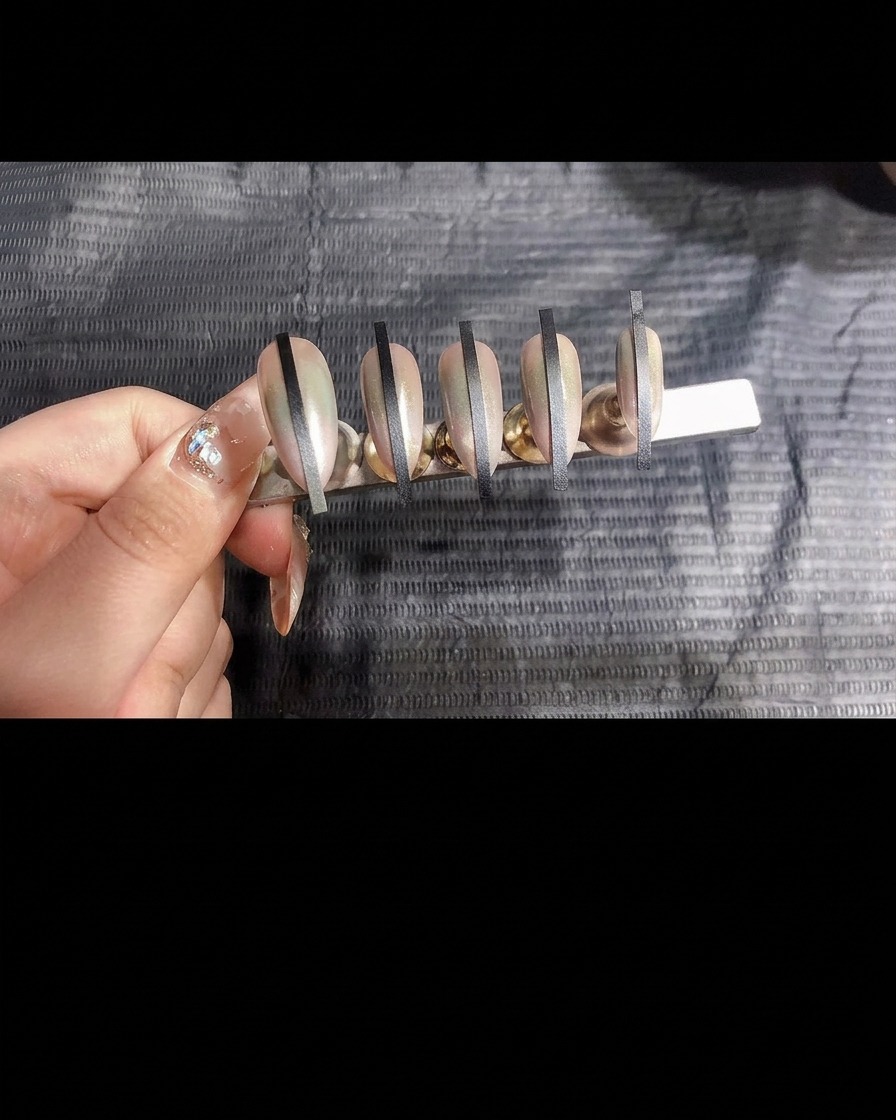 Eine Hand platziert den Nagelständer in einer UV-Lampe.