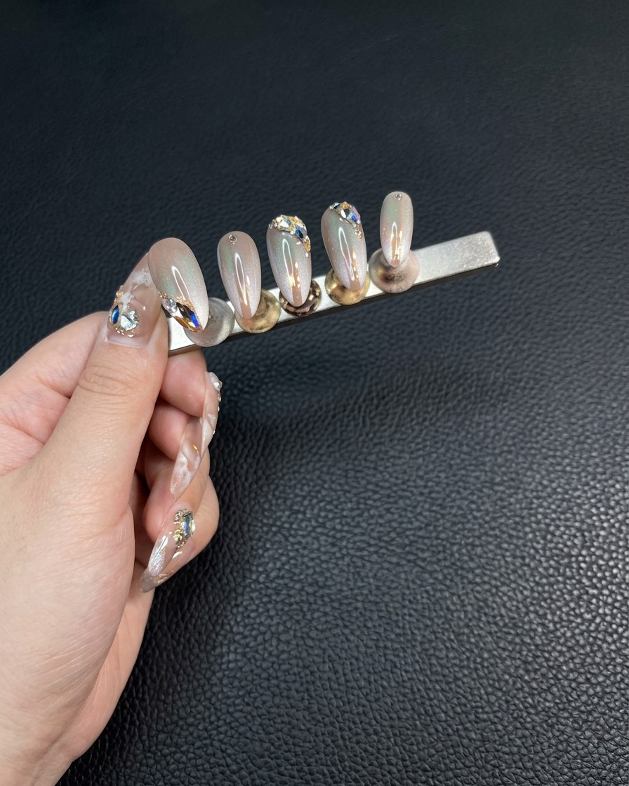 Nahaufnahme von Fingern, die einen Nagelständer halten und die Kanten des zweiten Nagelsets mit einer kleinen Feile verfeinern.