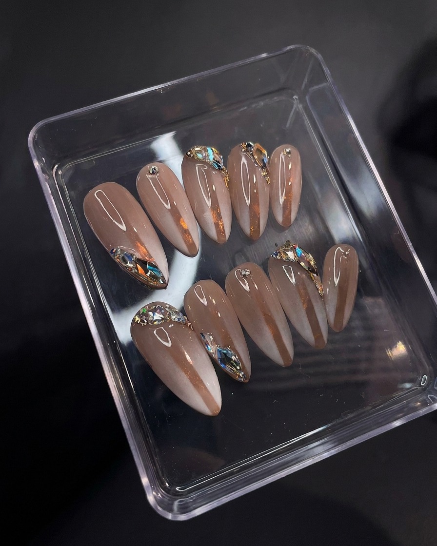 Makroaufnahme der glänzenden Oberfläche der fertig lackierten Nägel mit aufgetragenem Top Coat.
