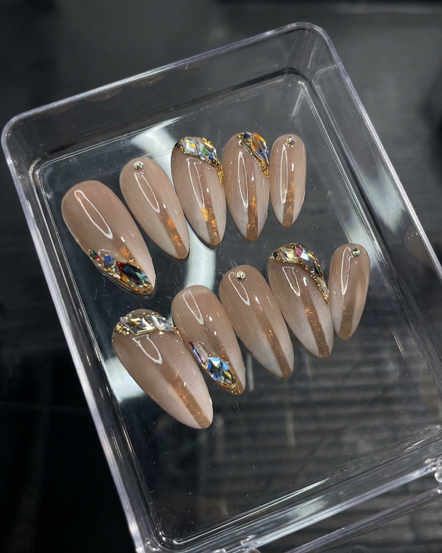 Nahaufnahme, wie ein Detailpinsel kleine Ziersteine auf der mit Gel lackierten Nageloberfläche platziert.