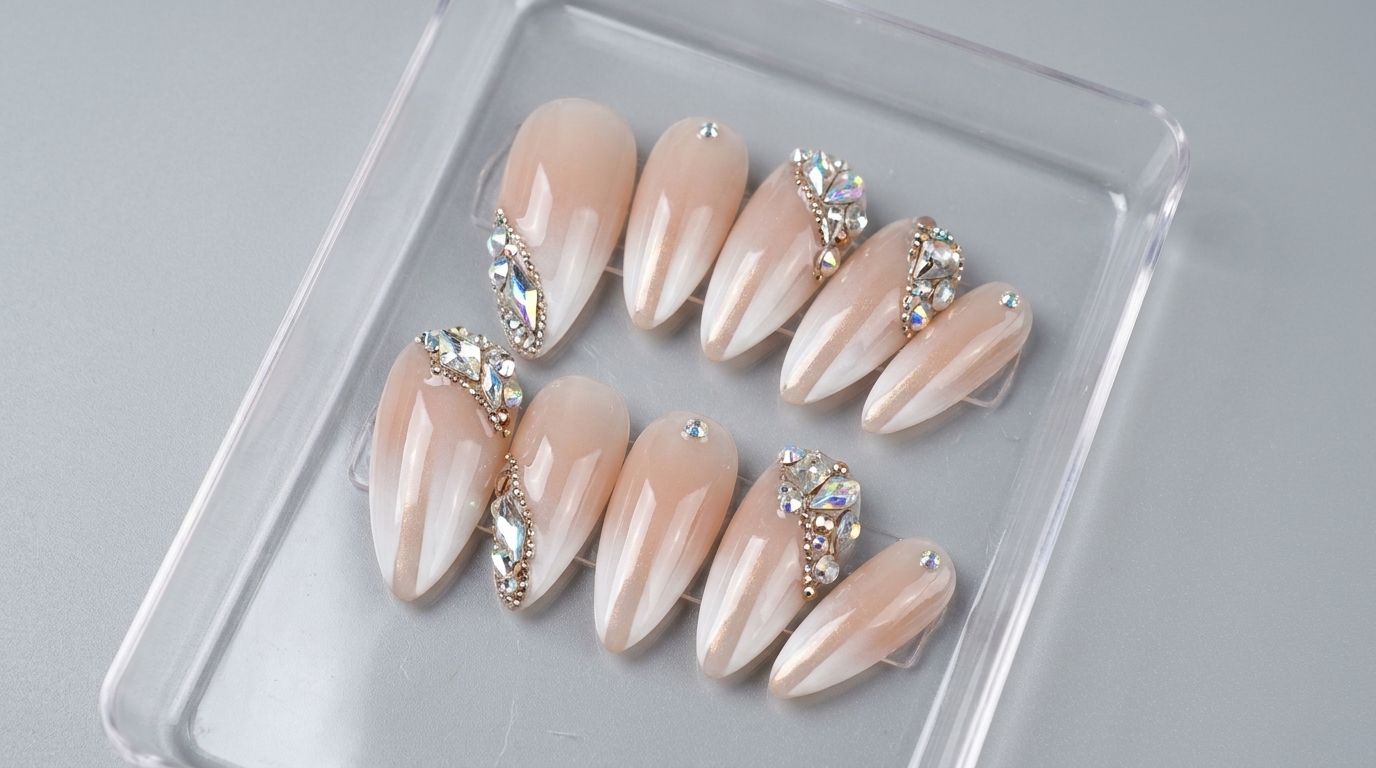 Exquisite Airbrush-Gradientnägel mit Strass-Verzierungen