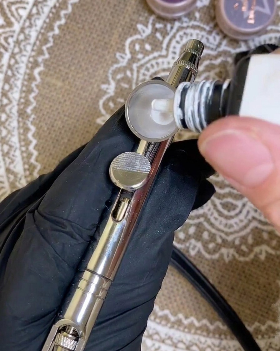 Verdünner wird zum weißen Gel in den Airbrush-Behälter gegeben.