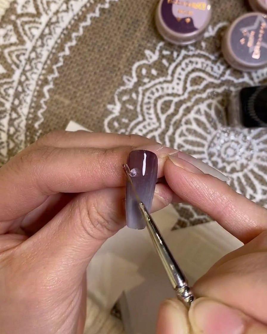 Nahaufnahme des fertiggestellten Gradient-Nagels bei der finalen Kontrolle.
