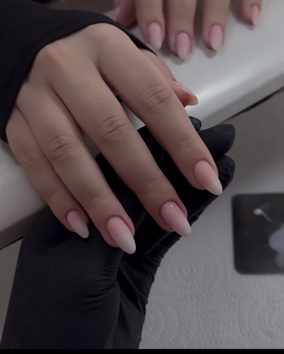 Nahaufnahme eines Schwammapplikators, der weißes Chrome Puder auf die Spitze des kleinen Fingers drückt.
