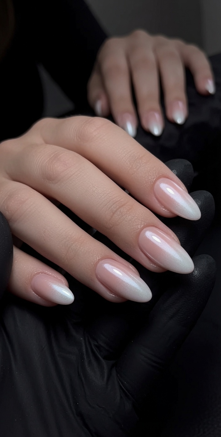 Hailey Bieber inspirierte Pearl White Ombré Nägel – Schritt-für-Schritt Tutorial
