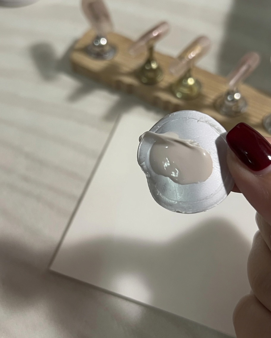 Ein Klecks dickflüssige weiße Gel-Farbe auf einer sauberen weißen Silikon-Mischpalette.