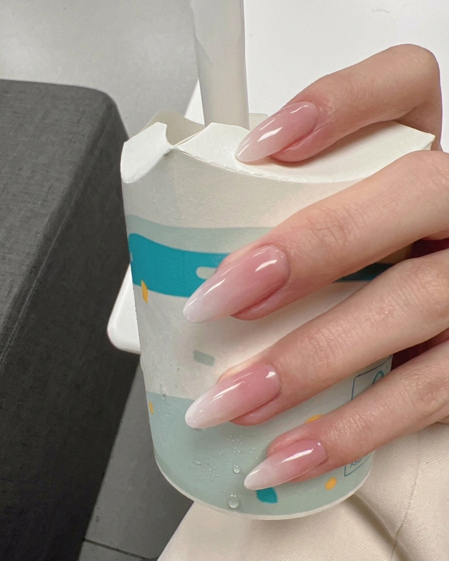 Milchweißes Gel wird von der Nagelmitte bis zur Spitze aufgetragen.