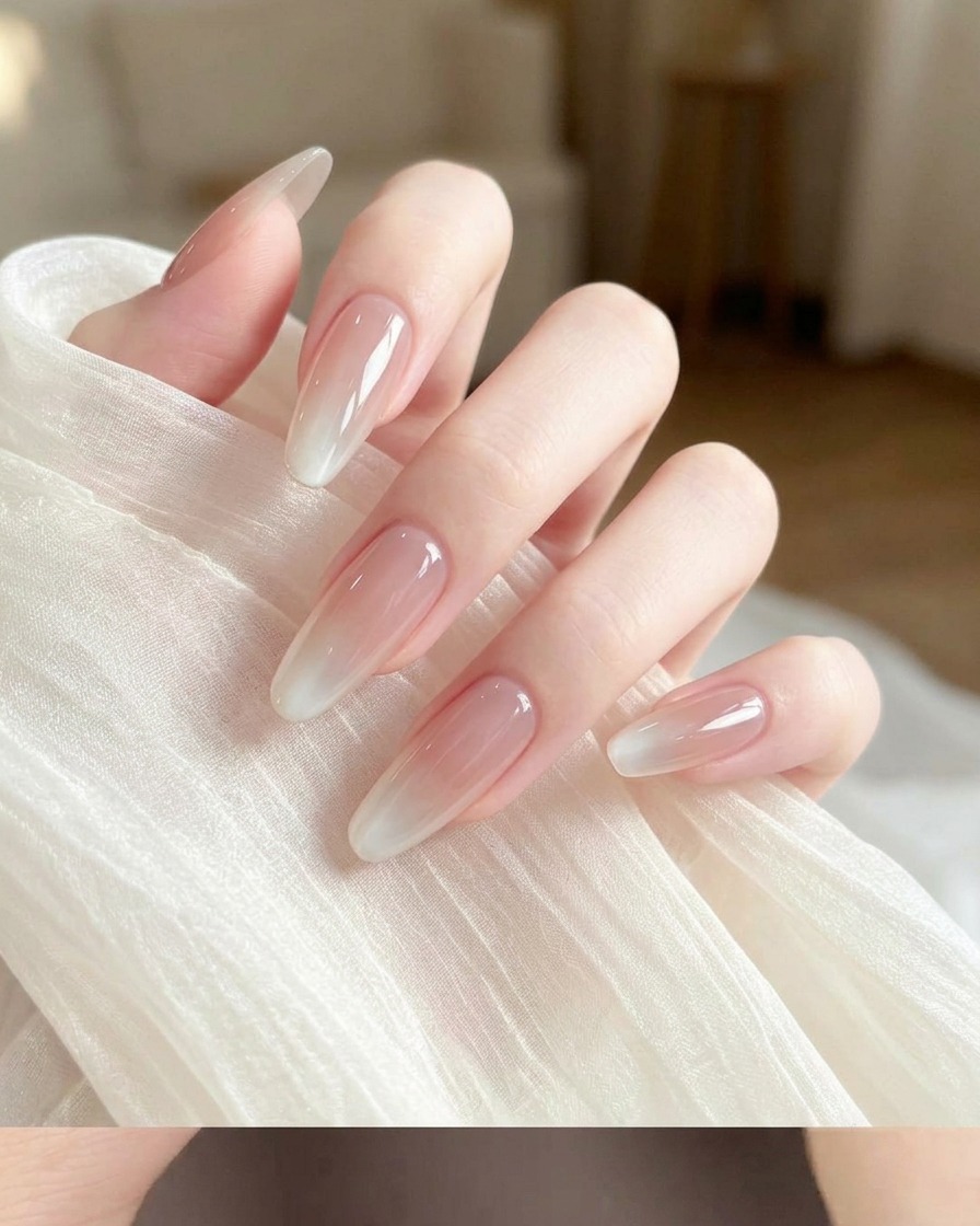 Ein Make-up-Schwamm mit einer kleinen Menge weißem Gel-Nagellack an der Ecke.
