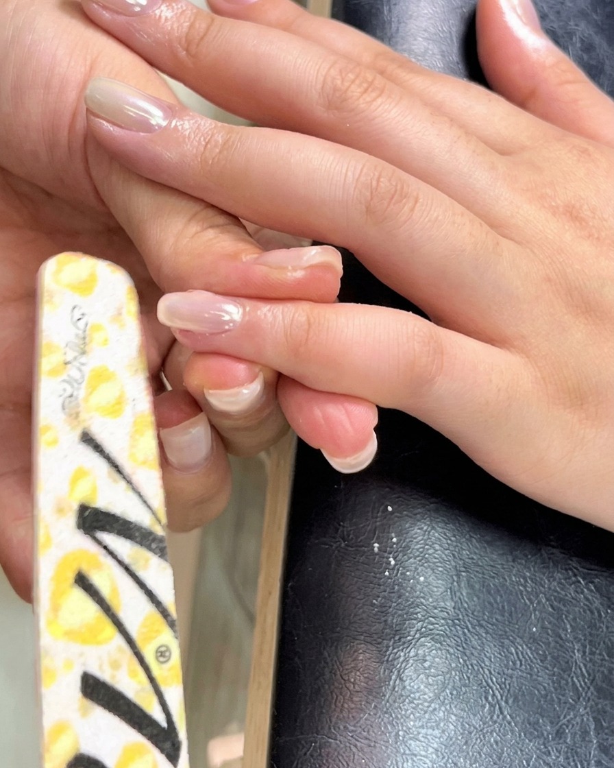 Ein feiner Liner-Pinsel verteilt das Aufbaugel gleichmäßig in Richtung Nagelhaut und Seiten.