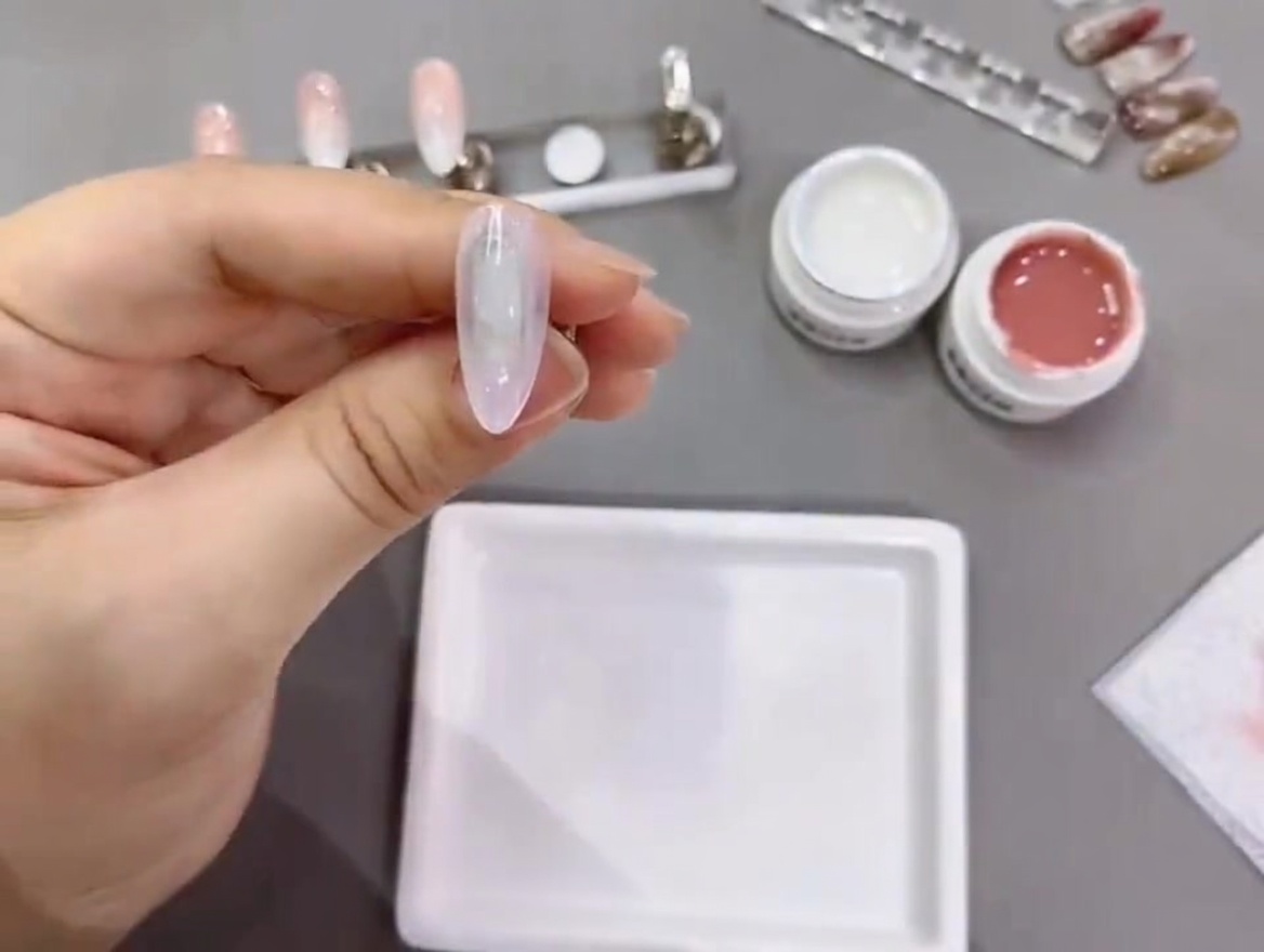 Ein Nageltip wird unter einer professionellen UV/LED-Lampe ausgehärtet.