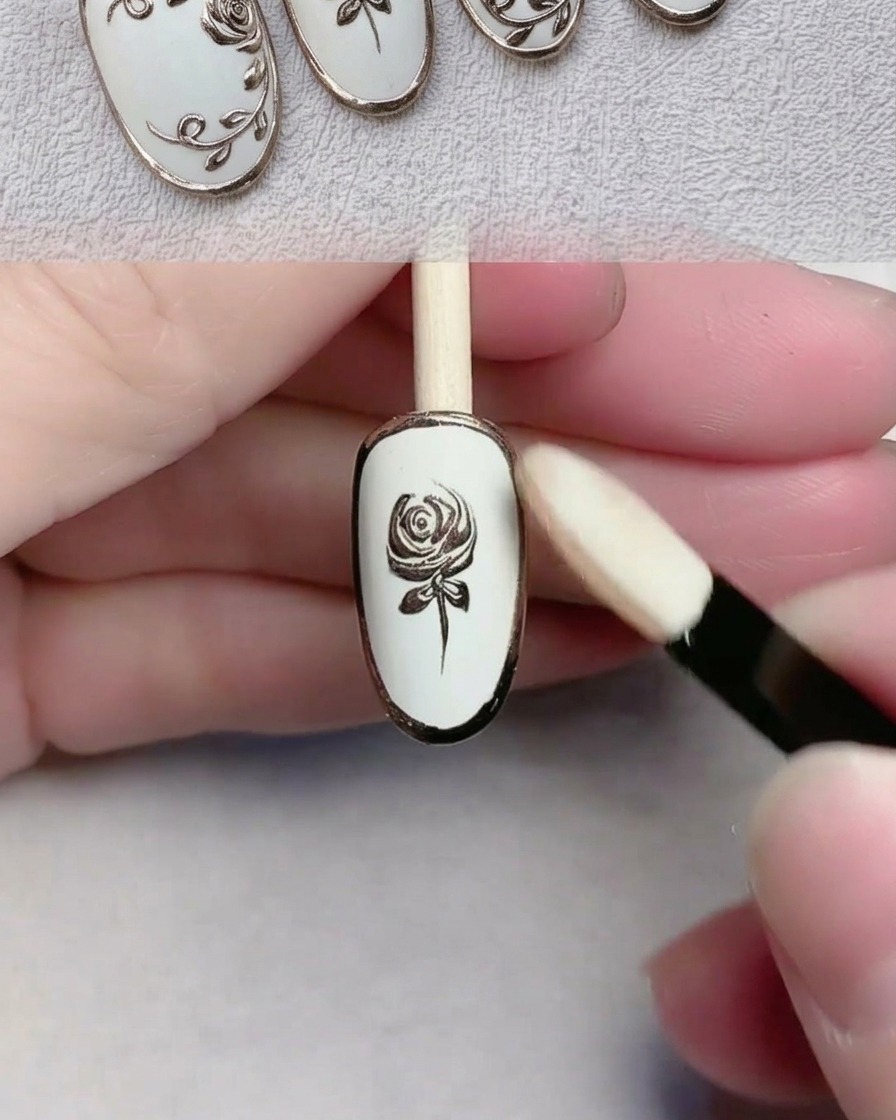 Ein Applikationsschwamm poliert Chrompuder in ein detailliertes Nageldesign ein.