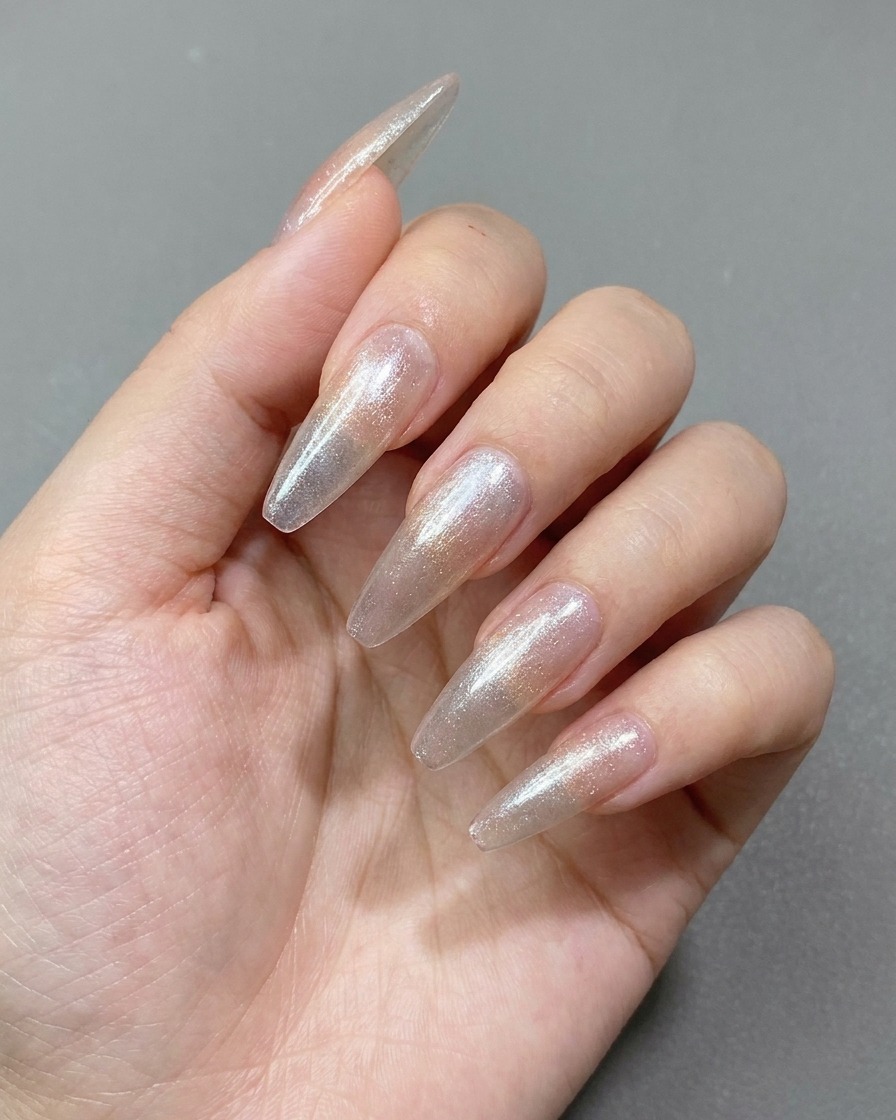 Ein Magnet wird über die feuchte Cat-Eye-Gelschicht gehalten, um einen breiten Schimmereffekt zu erzeugen.