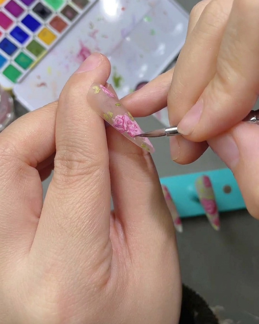 Auftrag eines matten Überlacks über ein fertiges Aquarell-Rosendesign.