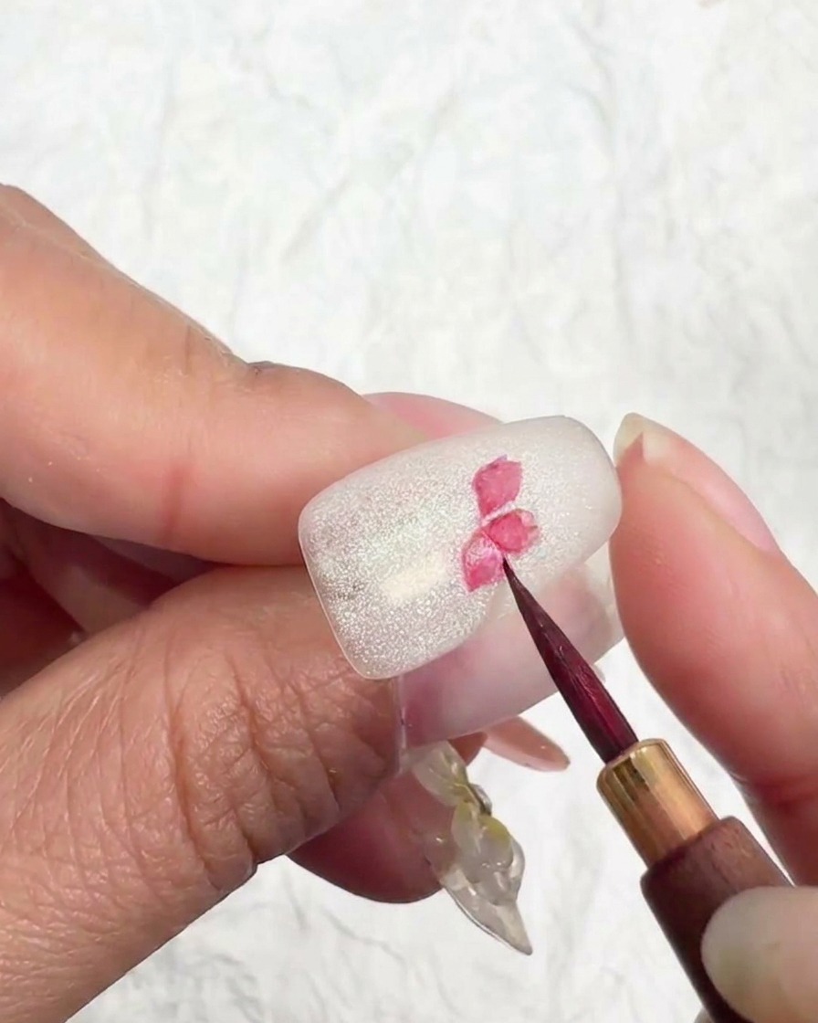Nahaufnahme eines Kirschblütendesigns mit hellerem rosa Pigment an den Spitzen.