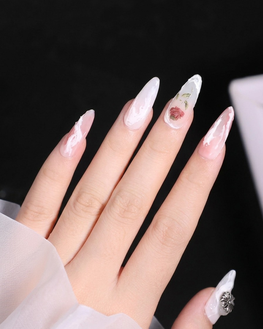 Nahaufnahme eines Mittelfingers, der einen texturierten weißen Gel-Swirl zeigt, der sich an der Seite des Nagels entlangzieht.