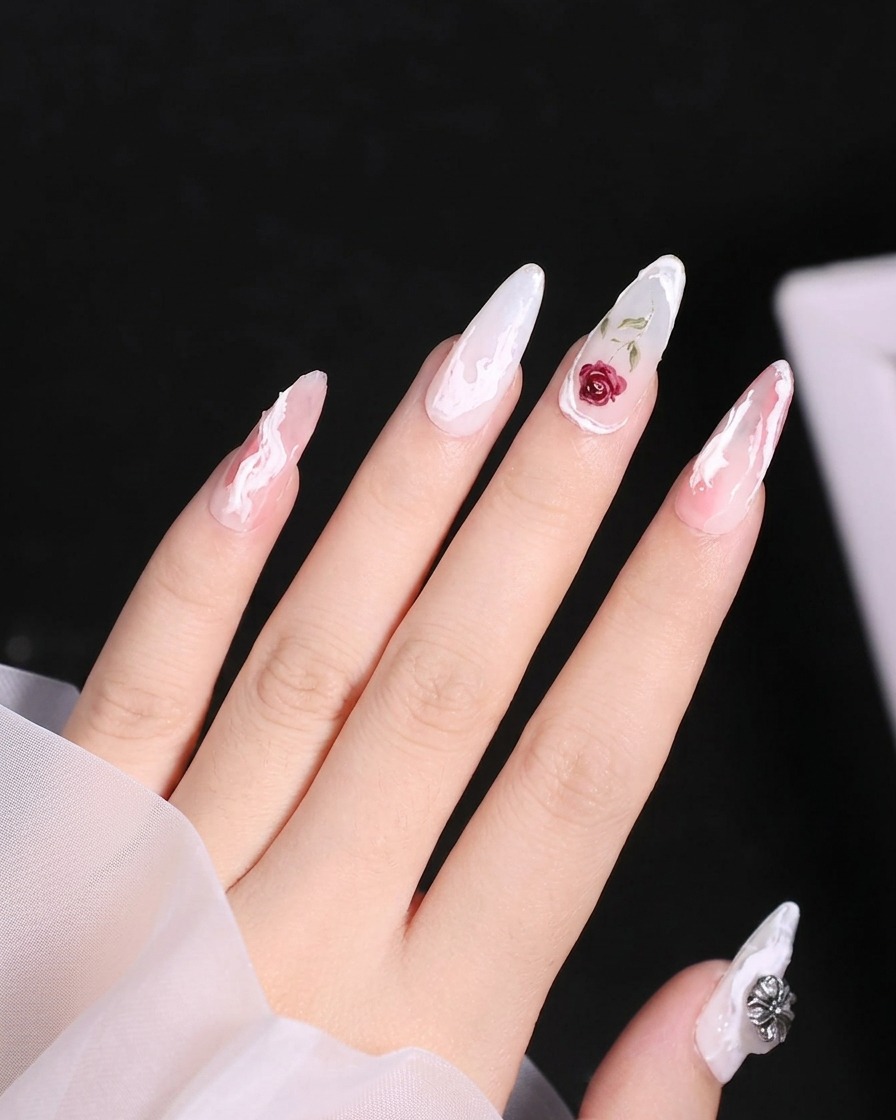 Nahaufnahme eines Nagels mit einer welligen weißen erhabenen Gel-Linie, die an der Seite des Nagelbetts gezeichnet wird.