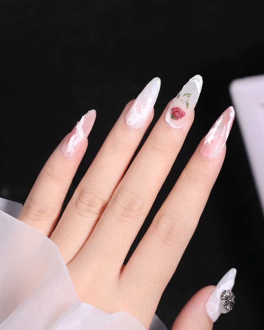 Nahaufnahme einer letzten weißen 3D-Gel-Linie, die über die Spitze des Zeigefingernagels gezogen wird.