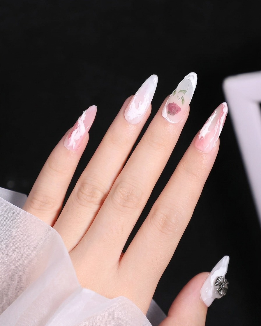 Nahaufnahme eines Nagelpinsels, der eine erhabene, geschwungene weiße Linie aus 3D-Gel in der Nähe der Nagelhaut des Ringfingers aufträgt.