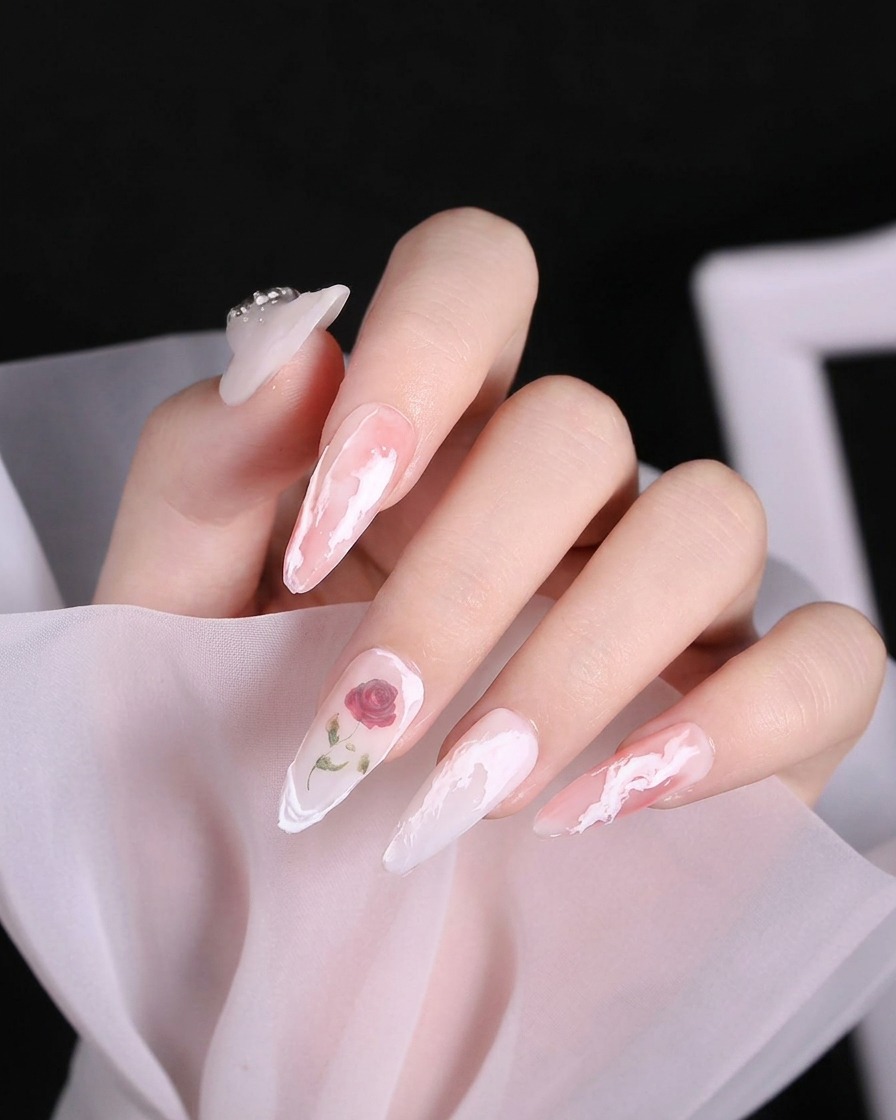 Makroaufnahme eines Nagels mit zwei sich kreuzenden erhabenen weißen Gel-Linien nahe der Spitze des Ringfingers.