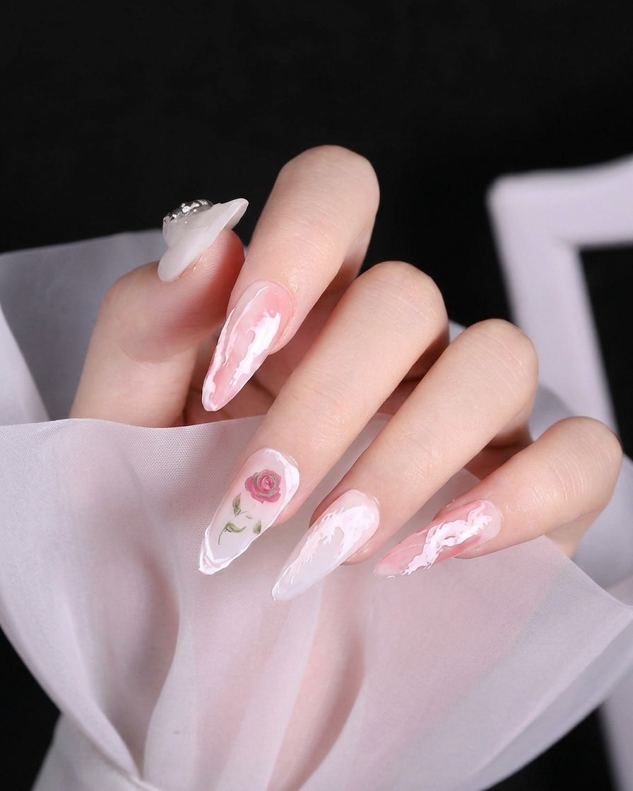 Nahaufnahme einer zarten erhabenen weißen Kurve aus 3D-Gel, die an der Basis des kleinen Fingernagels gezeichnet wird.