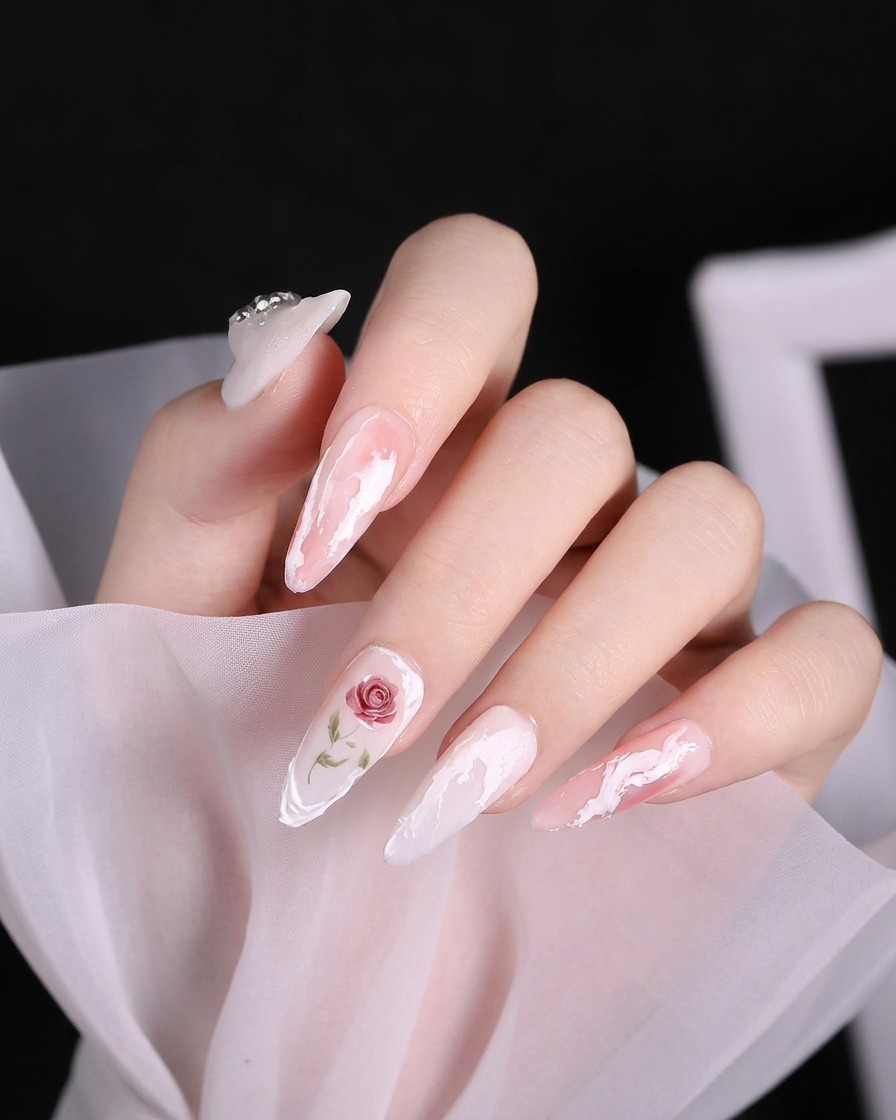 Nahaufnahme eines kleinen Fingers mit einer diagonalen weißen 3D-Gel-Linie an der Spitze.