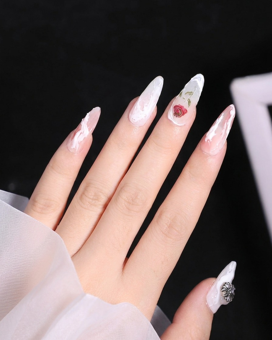 Nahaufnahme eines Daumennagels, der eine geschwungene weiße 3D-Gel-Linie entlang der linken Kante erhält.