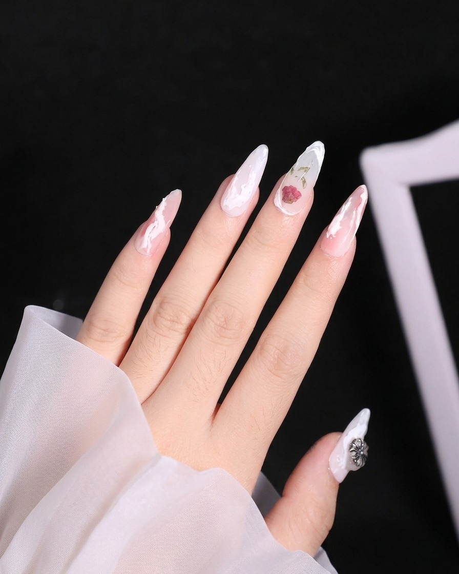 Nahaufnahme eines Zeigefingers, der das Auftragen von mattem Top Coat auf die Nagelbasis zeigt.