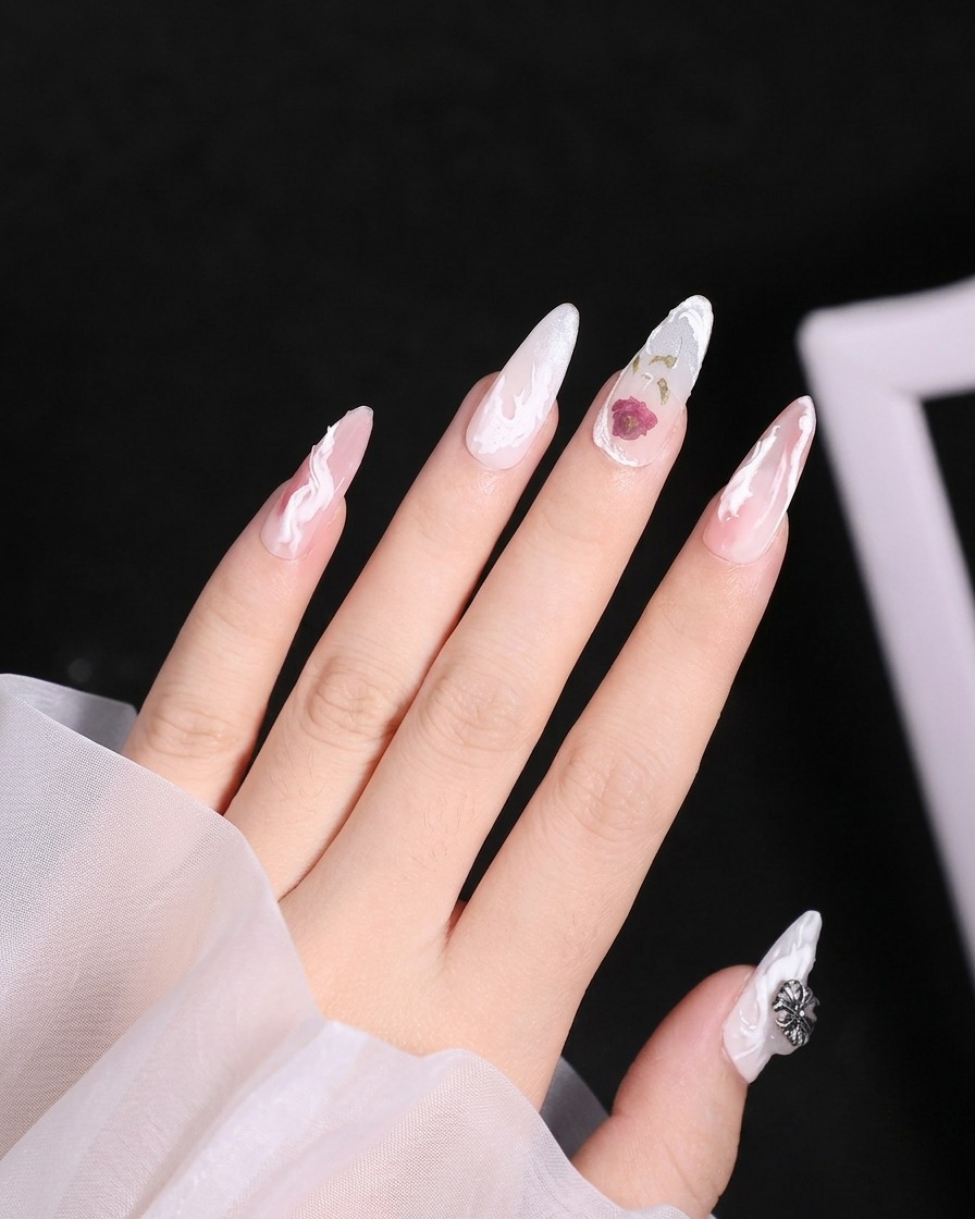 Nahaufnahme des matten Top Coats, der auf den Rest des Zeigefingers aufgetragen wird, wobei die 3D-Texturen ausgespart werden.