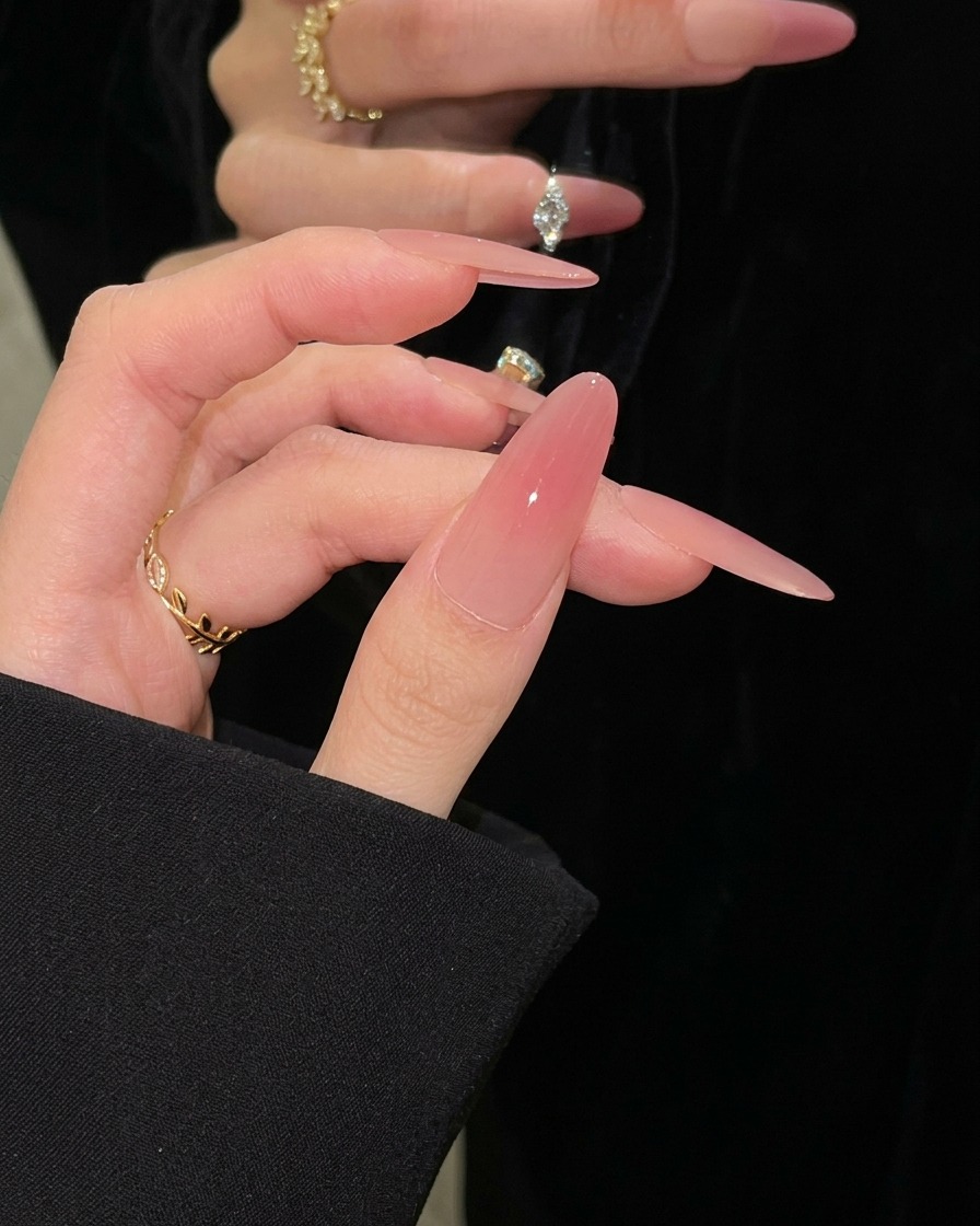 Eine Hand, die in einer LED-Nagellampe ruht, mit Nägeln, die für die finale Aushärtung positioniert sind.