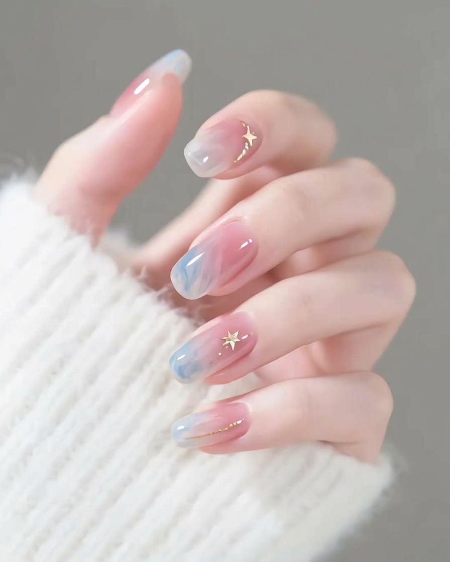 Ein weicher Nagelpinsel verblendet sanft blaues Gelpigment auf einer Naturnageloberfläche.