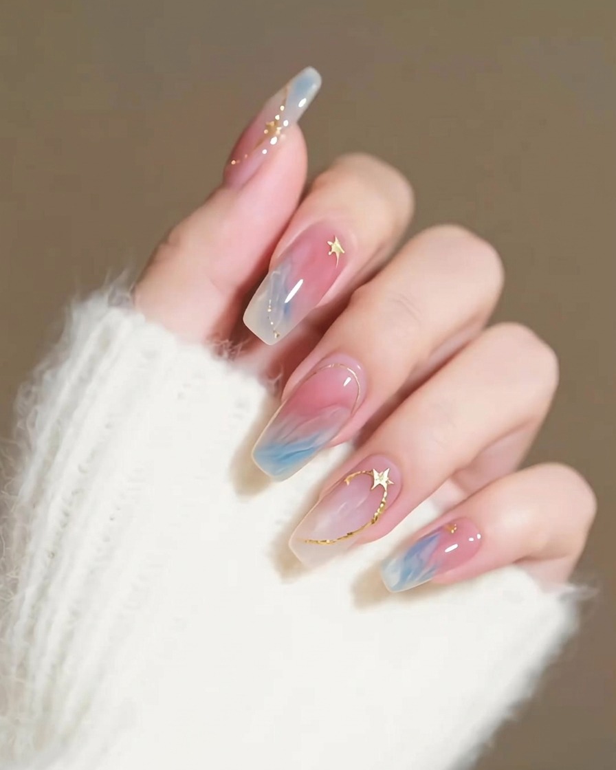 Eine Hand ruht in einer professionellen LED-Nagellampe, wobei die blau getönten Nägel sichtbar sind.