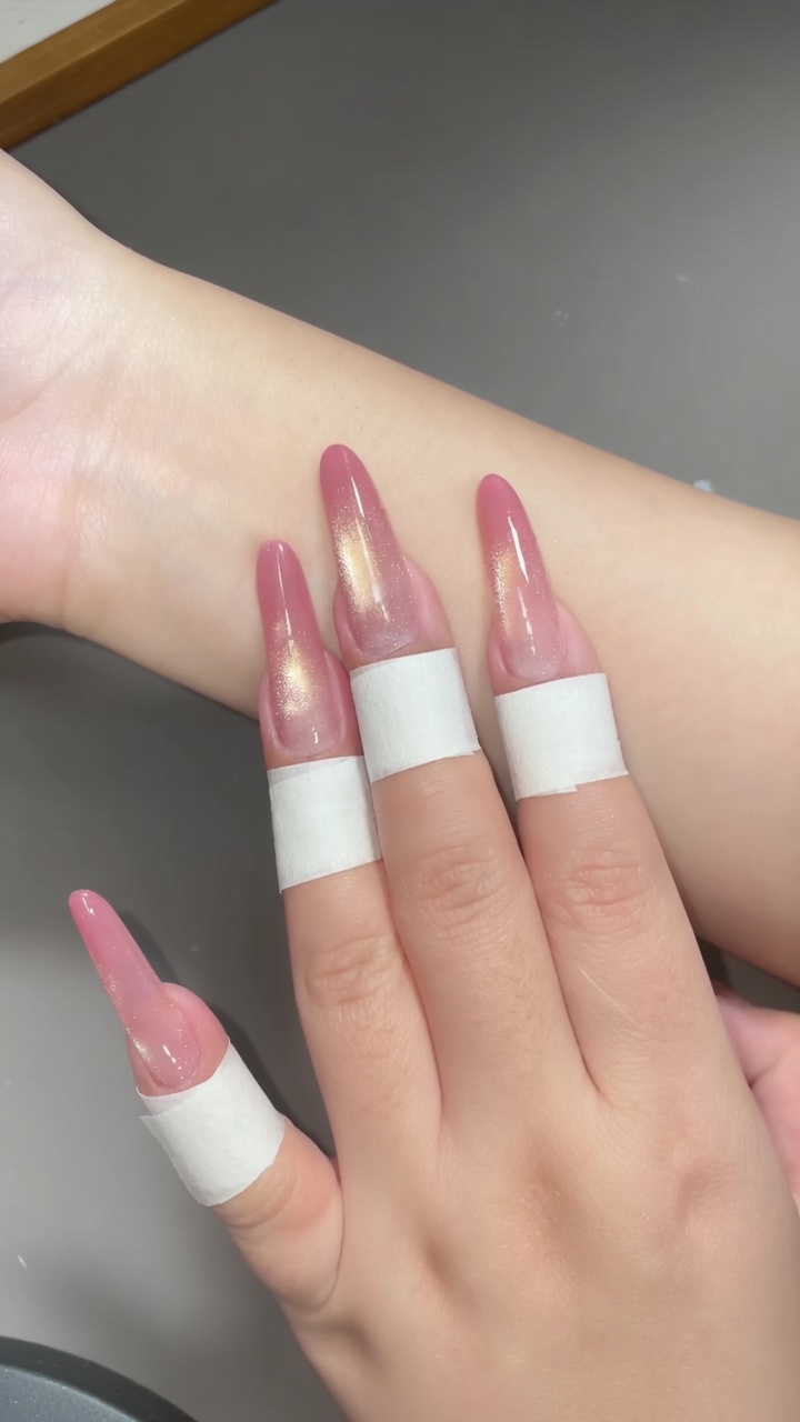 Pfirsich-Ombré mit goldenem Katzenaugen-Effekt — Stiletto-Maniküre Anleitung