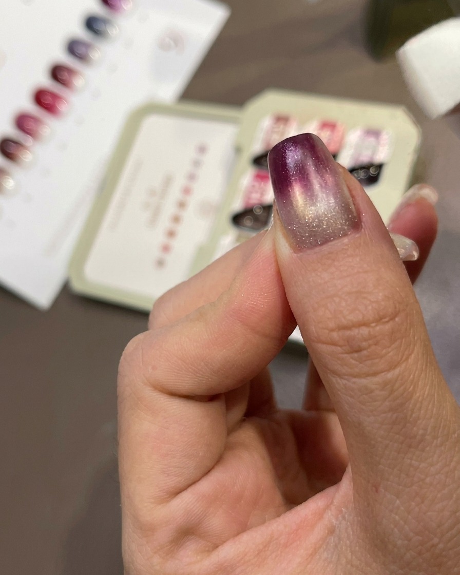 Ein Schwamm tupft lila Gel auf den Nagel, um einen Verlauf zu erzeugen.