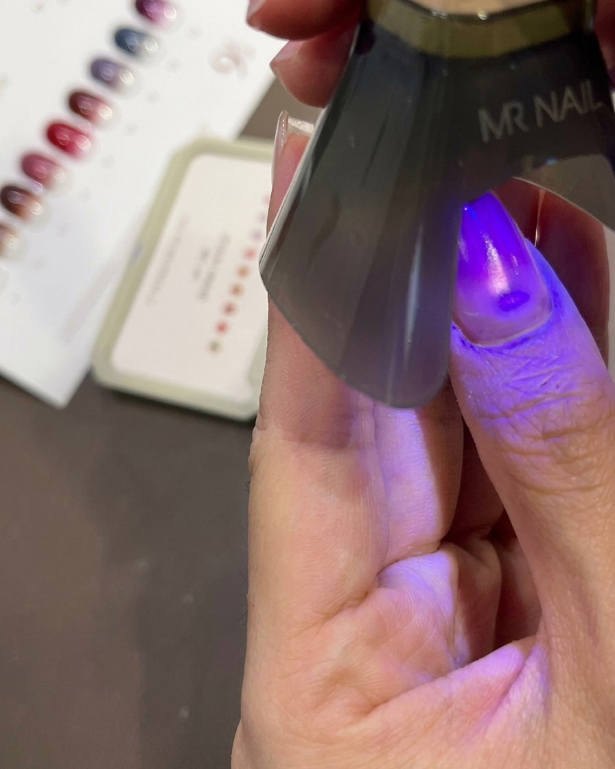 Eine saubere Schwammkante nimmt tiefblaues Gel von einer Palette auf.