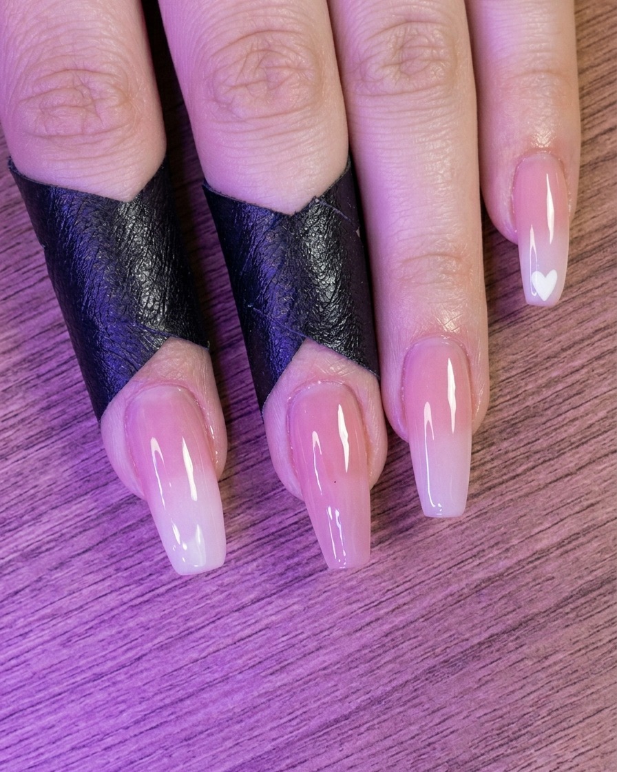 Fingernägel mit Nude-Farbe befinden sich in einer Nagellampe.